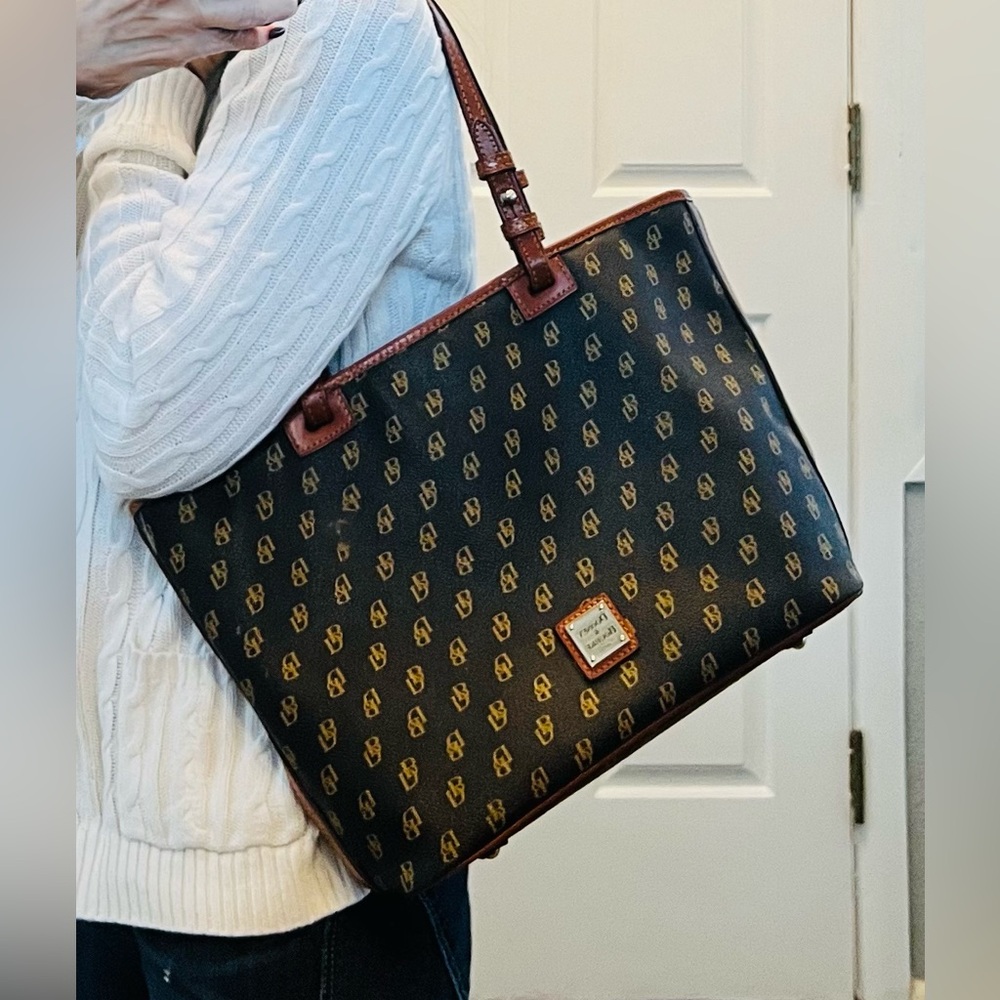 Dooney & Bourke classic tote. Rich t’moro brown canvas with caramel leather trim - Picture 4 of 16